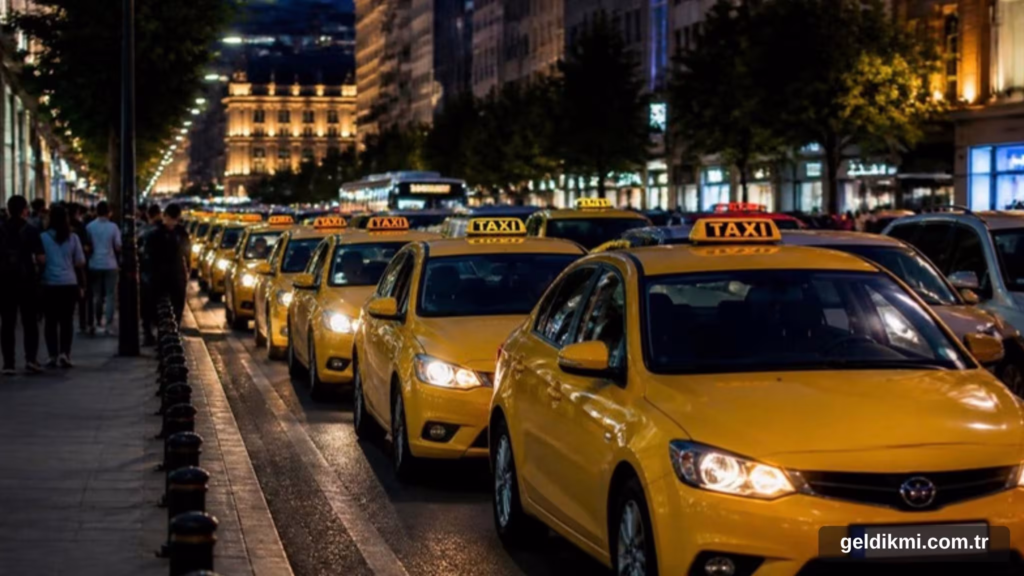 Akşam saatinde durakta sıralanmış sarı taksiler