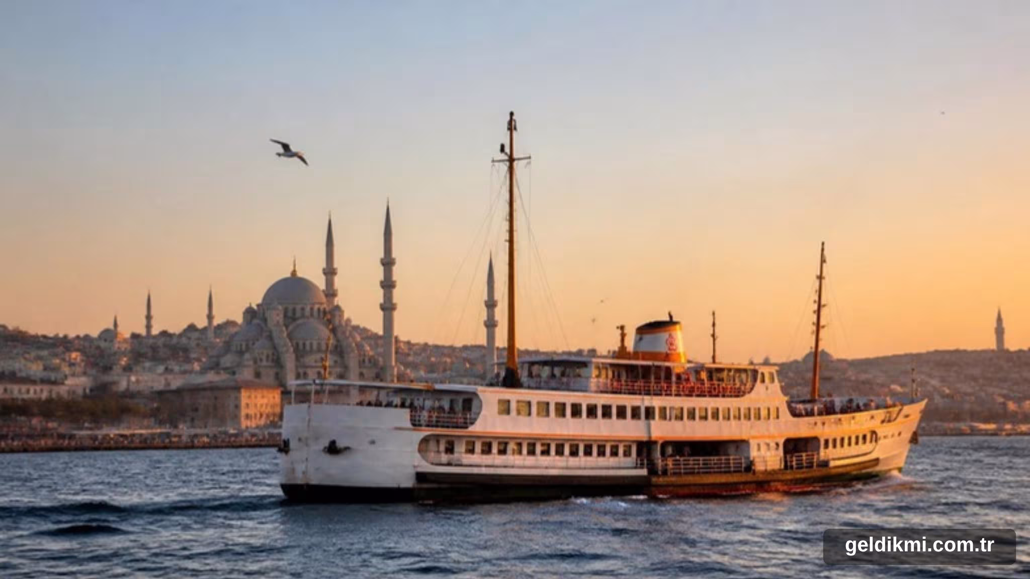 Gün batımında Boğaz'da ilerleyen İstanbul vapuru