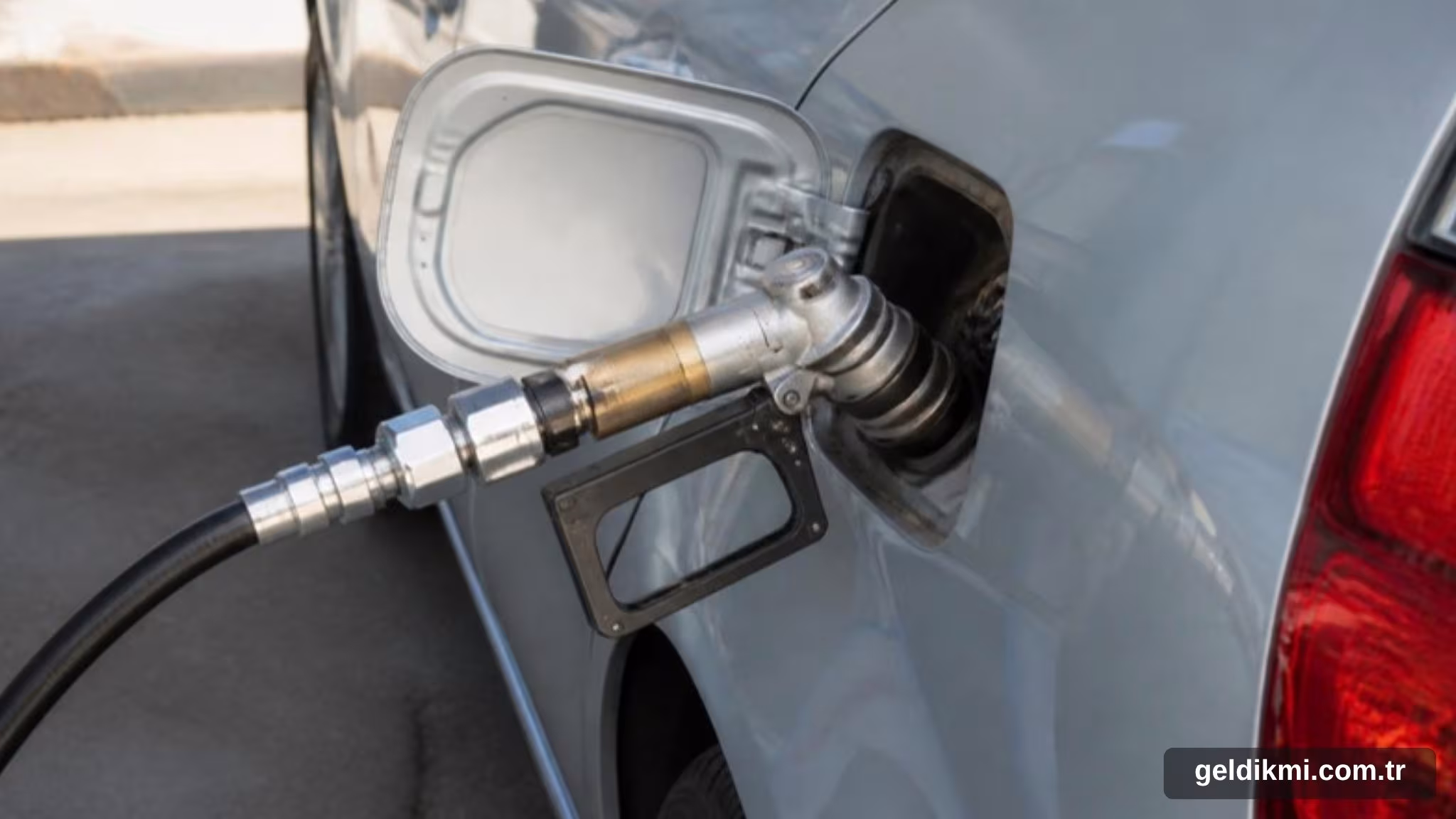 Akaryakıt istasyonunda otomobile LPG dolumu