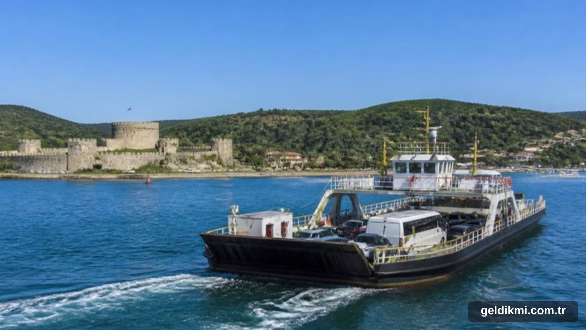 Çanakkale Boğazı'nda tarihi kale önünden geçen araç feribotu