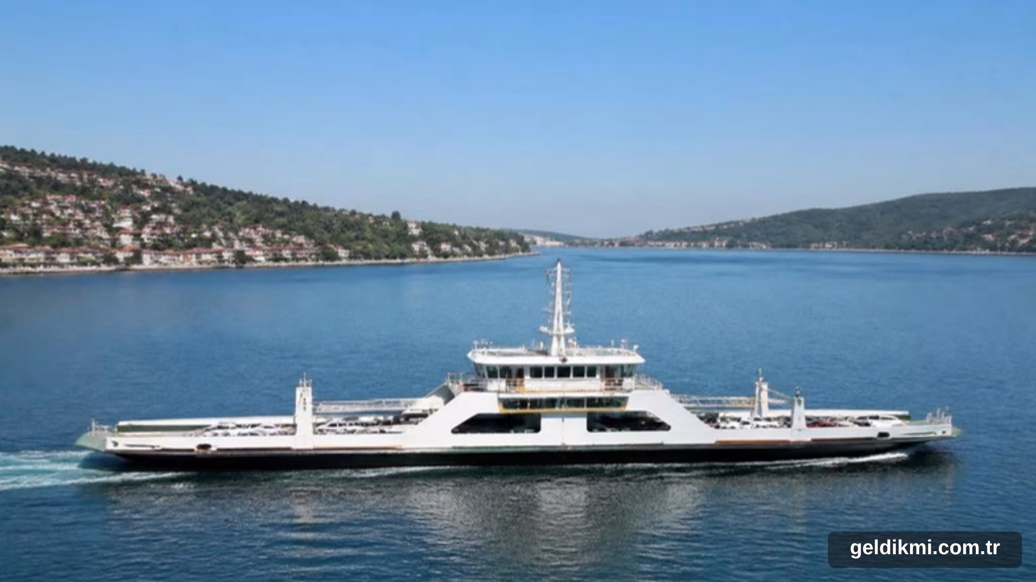 Sakin körfez sularında iki yaka arasında giden araç feribotu
