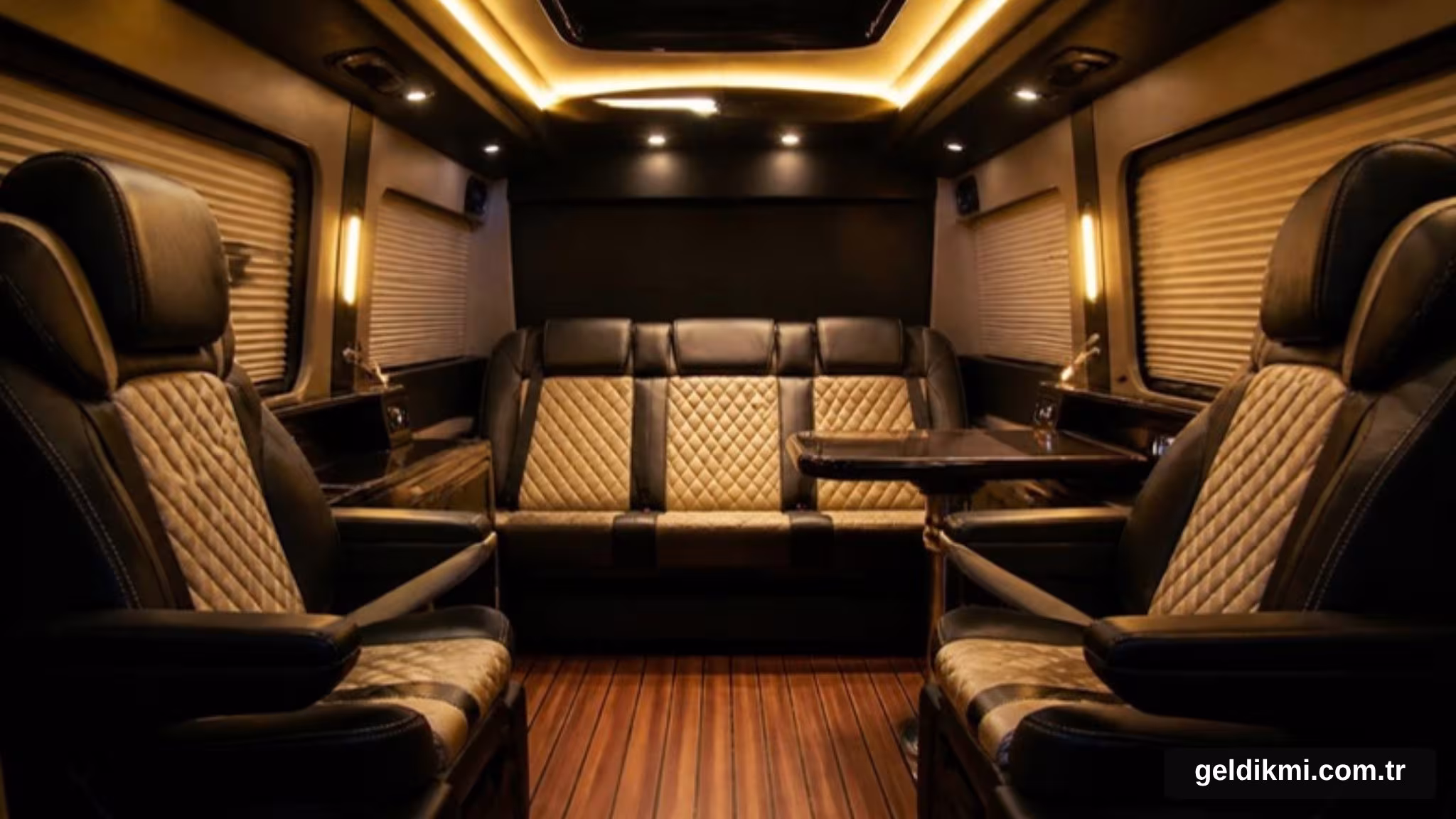 Kapitone deri koltuklu ve ahşap zeminli VIP minibüs iç mekânı